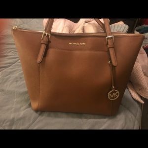 Michael Kors Voyager Bag. U